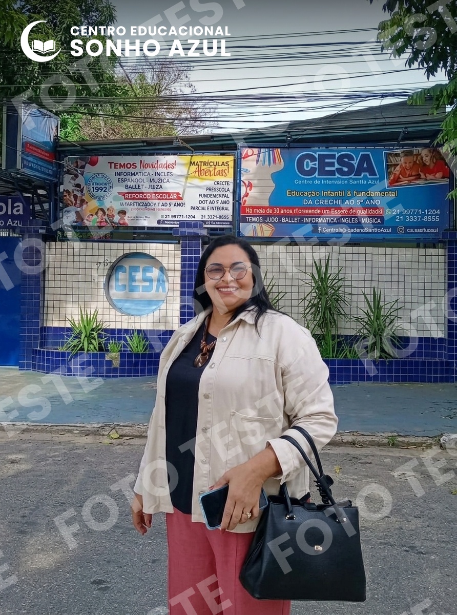 Eliana Jacques na porta da escola